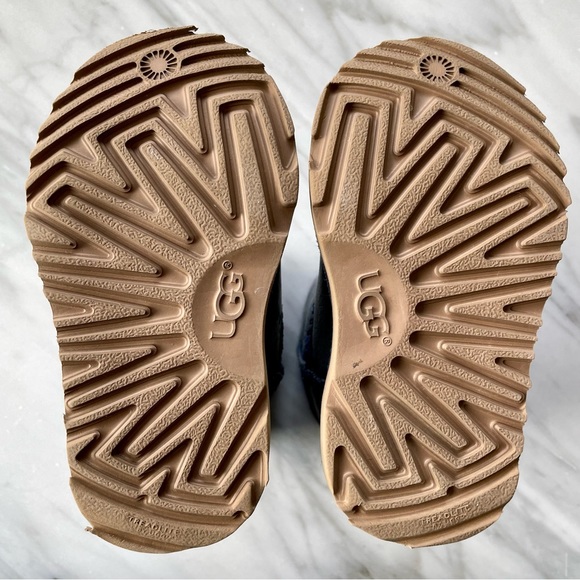 UGG•Size 7•Kids' Classic Water Resistant Genuine Shearling Lined Boot•Navy Blue - Picture 11 of 13